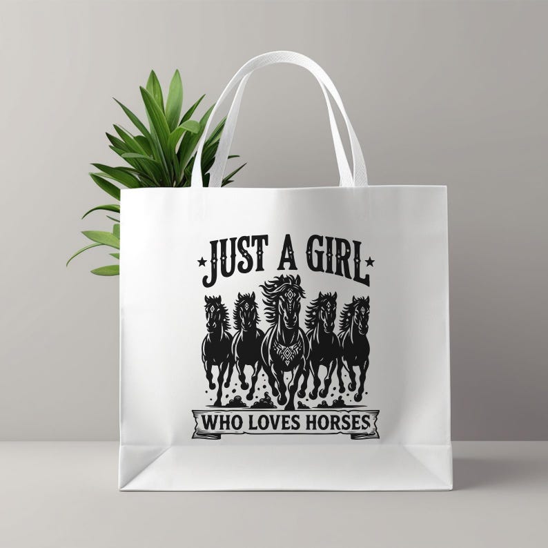 K&ouml;nnte beinhalten: Wei&szlig;e Tragetasche mit einer schwarzen Grafik von f&uuml;nf galoppierenden Pferden. Der Text "JUST A GIRL" steht &uuml;ber den Pferden und "WHO LOVES HORSES" darunter. Die Tasche hat zwei wei&szlig;e Griffe. Geeignet zum Tragen von Gegenst&auml;nden.