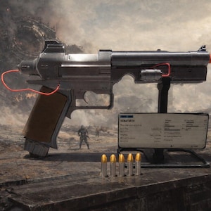 Puede incluir: Una pistola futurista plateada y marrón con mira láser roja, exhibida en un soporte con una hoja de datos. Varias balas están frente al arma. El fondo muestra un paisaje devastado por la guerra con estructuras futuristas.