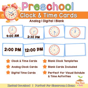 Op de afbeelding: Een set educatieve voorschoolse klok- en tijdkaarten met analoge klokplaten en digitale tijdtekst. De kaarten tonen verschillende tijden zoals 9:00 AM, 2:30 PM, 2:00 PM en 12:00 PM, naast lege kloksjablonen voor educatieve activiteiten.