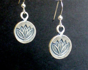 Boucles d’oreilles fleur de lotus: pièces en bronze plaqué argent sur fils d’oreille en argent sterling