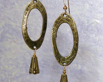 Boucles d’oreilles ovales en étain gaufrées sur fils d’oreilles remplis d’or