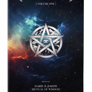 Può includere: Copertina di un libro con il titolo "BOOK OF WISDOM" e "VOLUME ONE" in testo bianco. La copertina presenta un pentagramma argentato con un occhio al centro, su uno sfondo di nebulosa. Sono visibili anche il nome dell'autore e "Digital Download".
