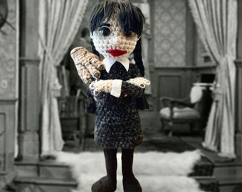 PATTERN PDF Spooky Wednesday Amigurumi Crochet Doll modèle avec Thing