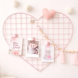 Puede incluir: Un juego de tres tazas de cerámica con un acabado mate moteado. Las tazas son de color crema, marrón claro y marrón oscuro. Cada taza tiene un diseño simple y minimalista y un asa redondeada.