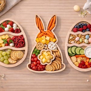 Tabla de embutidos de madera con forma de conejito y huevo de Pascua