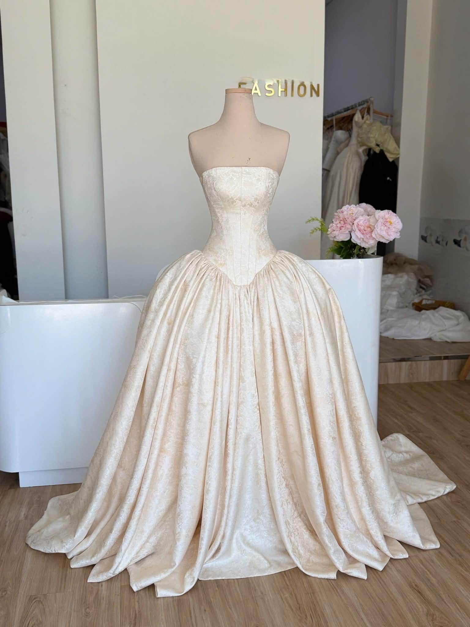 vintage wedding dresses etsy 50s Inspired Tea Length Dress from Alencon Scalloped Lace This dress can be worn to Titanic wedding or dinner The 6 Prettiest 70s Inspired