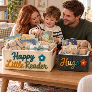 Individuell gestaltete Bücheraufbewahrungsbox, gehäkelte Blumenstickerei, Geschenkkorb „Fröhlicher kleiner Leser“, Organizer für die Familienleseecke, Geschenkkorb für Kleinkinder und Babys