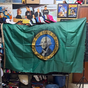 Op de afbeelding: Een witte keramische mok met een zwarte handgreep en de tekst "But First, Coffee" in een vetgedrukte, zwarte letter. De mok staat tegen een neutrale achtergrond, wat het eenvoudige ontwerp benadrukt.