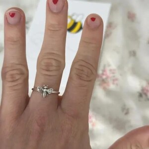Bienenring aus Sterlingsilber: Minimalistischer, zierlicher Schmuck im Waldstil