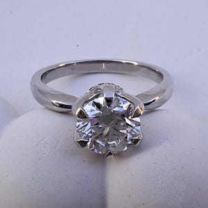 Anillo de compromiso de oro macizo de 14 quilates con diamante sintético de talla redonda, halo oculto y engaste de seis puntas.