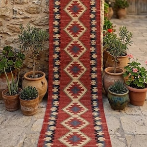 Può includere: Una tazza di ceramica bianca con manico nero e la scritta "But First, Coffee" in nero, in grassetto. La tazza è su una superficie bianca.