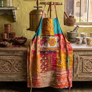 Peut inclure: Ensemble de trois mugs en céramique avec une finition mate et mouchetée. Les tasses sont de couleur crème, gris clair et gris foncé. Chaque mug a un design simple et minimaliste avec une anse arrondie.