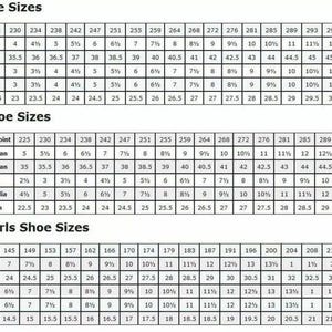 Op de afbeelding: Een zwart-witte maattabel voor schoenen met drie secties genaamd Mens Shoe Sizes, Ladies Shoe Sizes en Boys & Girls Shoe Sizes. De tabellen tonen numerieke waarden voor Mondopoint, US & Can, European, UK, Australia en Japan.