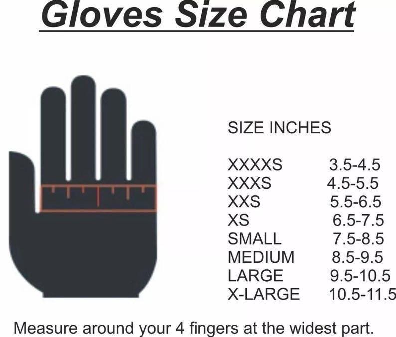 Op de afbeelding: Een zwart silhouet van een hand met een horizontale oranje meetlijn over de knokkels. De tekst luidt Gloves Size Chart, SIZE INCHES, XXXXS 3.5-4.5, XXXS 4.5-5.5, XXS 5.5-6.5, XS 6.5-7.5, SMALL 7.5-8.5, MEDIUM 8.5-9.5, LARGE 9.5-10.5, X-LARGE 10.5-11.5, en Measure around your 4 fingers at the widest part.