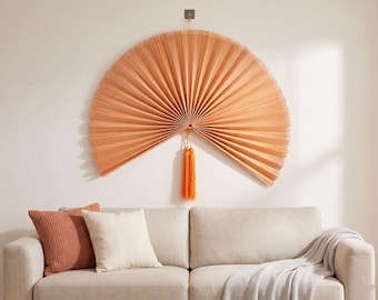 Éventail mural surdimensionné en bambou avec pampille orange, grande décoration murale tissée, tête de lit bohème, éventail pliant asiatique, oeuvre d'art murale de salon rustique