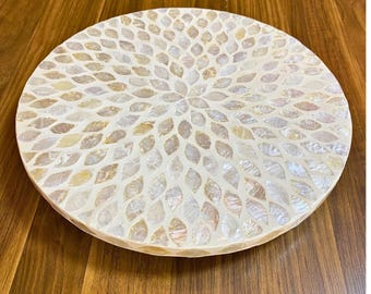 Tablette tournante florale blanche en nacre, plateau tournant fabriqué à la main avec incrustation de pétales, plateau tournant rond en mosaïque de coquillages, pièce maîtresse de cuisine neutre