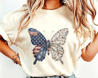 Maglietta vintage patriottica con bandiera americana, fiori e farfalle, in denim patchwork e con stampa floreale, girocollo color crema, perfetta per il 4 luglio.