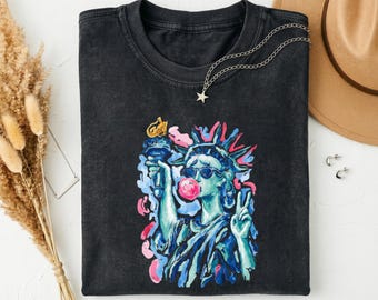 Cool Statue of Liberty Blowing Bubblegum Patriotic Tee, Watercolor Art Peace Sign Print Black Washed Crew Neck Shirt for 4th of July