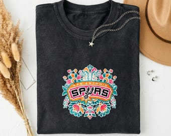 Koszulka z kwiatowym nadrukiem dla kibica San Antonio Spurs, koszulka w kolorze czarnym, vintage, z logo Spurs i kolorową, ludową, kwiatową obwódką, do noszenia na co dzień