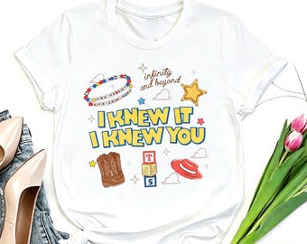 Koszulka dla fanów Toy Story „I Knew It I Knew You”, biała koszulka z nadrukiem i kultowym cytatem, kowbojski kapelusz i buty Woody'ego – odzież na co dzień