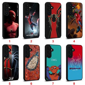 Puede incluir: Ocho fundas negras para teléfono con diseños de Spider-Man. Las fundas muestran varias imágenes del superhéroe, incluyendo poses de acción, logotipos y arte gráfico. Algunas fundas tienen el texto "SPIDER-MAN" y "OMG".