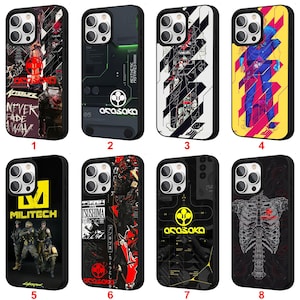 Puede incluir: Ocho fundas negras para teléfono con varios diseños. Las fundas presentan gráficos como un logotipo rojo, una figura estilizada y texto como "NEVER FADE AWAY" y "MILITECH". Estas fundas están diseñadas para un teléfono inteligente.