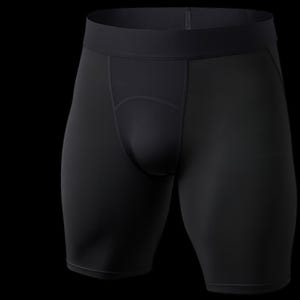 Peut inclure: Short de compression noir uni doté d'une large ceinture plate et d'un panneau avant renforcé avec des coutures incurvées. Le vêtement est fabriqué dans un tissu lisse et mat, descendant jusqu'à mi-cuisse avec des ourlets nets et finis.