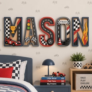 Puede incluir: Un conjunto de cinco letras decorativas de madera que forman la palabra MASON, con temática de carreras que incluye patrones de cuadros, un coche de carreras rojo, un semáforo, una señal de meta, un cono, neumáticos y llamas en rojo, amarillo, negro y blanco.