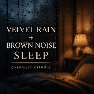 Könnte beinhalten: Eine digitale Grafik mit einem verregneten Fensterblick und dem Text VELVET RAIN + BROWN NOISE SLEEP sowie cozymysticstudio. Die Szene zeigt ein dunkles, stimmungsvolles Schlafzimmer mit einer warm leuchtenden Lampe und verschwommenem Bett.