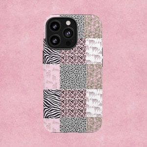 Könnte beinhalten: Eine Handyhülle mit einem Patchwork-Design mit Zebrastreifen, Leopardenflecken und floralen Mustern in Rosa, Schwarz und Weiß. Die Hülle hat einen Kameraausschnitt und ein glänzendes Finish.