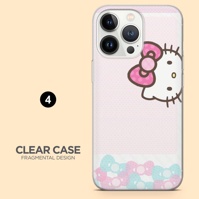 Op de afbeelding: Transparante telefoonhoes met een roze achtergrond, Hello Kitty-ontwerp en zwevende roze en blauwe strikaccenten. De tekst "CLEAR CASE FRAGMENTAL DESIGN" is zichtbaar.