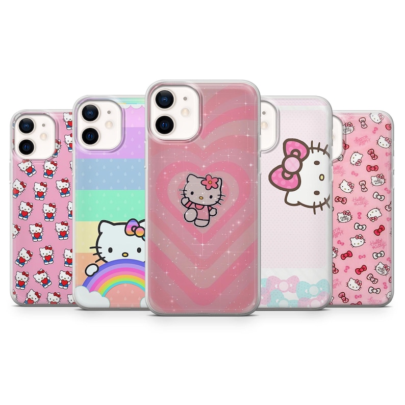 Op de afbeelding: Een verzameling van vijf telefoonhoesjes met Hello Kitty-ontwerpen. De hoesjes tonen verschillende patronen, waaronder een roze hart, stippen, strikken en het iconische karakter. De hoesjes zijn in roze, paarse en witte tinten.