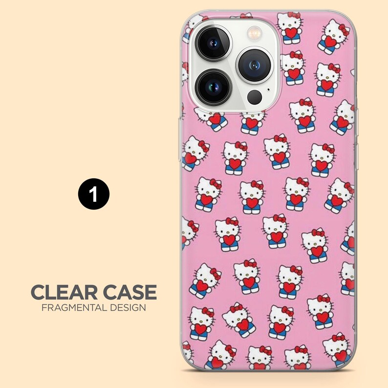 Op de afbeelding: Een doorzichtige telefoonhoes met een roze achtergrond met een herhaald patroon van Hello Kitty-personages die harten vasthouden. De hoes heeft een camera-uitsparing en de tekst "CLEAR CASE FRAGMENTAL DESIGN".