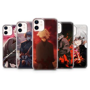 Op de afbeelding: Een verzameling van vijf telefoonhoesjes met illustraties van anime-personages. Elk hoesje toont een ander karakterontwerp met verschillende kleurenschema's, waaronder rood, zwart en wit. De hoesjes zijn ontworpen voor een smartphone.