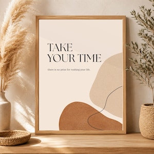 Könnte beinhalten: Ein rechteckiger Wandkunstdruck in einem hellen Holzrahmen mit dem schwarzen Text TAKE YOUR TIME und there is no prize for rushing your life. Das Design zeigt abstrakte organische Formen in Beige-, Sand- und Terrakottabrauntönen.