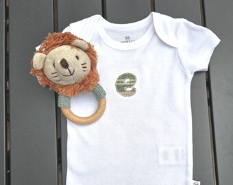 Natural Teething Toy Baby Gift Set Custom Infant Present Wooden Rattle Nursery Accessory Organic Cotton Bodysuit Baby Shower Gift Combo