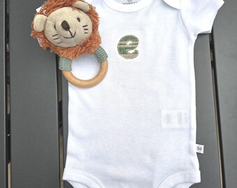 Natural Teething Toy Baby Gift Set Custom Infant Present Wooden Rattle Nursery Accessory Organic Cotton Bodysuit Shower Bundle Personalized