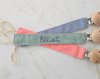 Custom Pacifier Clip Baby Shower Gift Embroidered Binky Clip Personalized Dummy Chain Wood Top Paci Clip with Name Custom Baby Gift Nursery