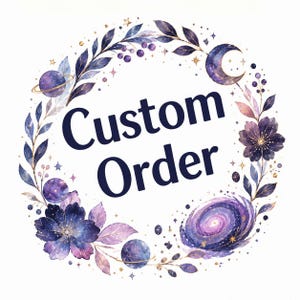 Könnte beinhalten: Eine kreisförmige Grafik mit dem dunkelblauen Text Custom Order in der Mitte, umgeben von einem Kranz aus violetten und blauen Aquarellblumen, Blättern, kleinen Sternen, einer Mondsichel, einer Spiralgalaxie und Planeten auf weißem Hintergrund.