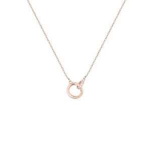 Puede incluir: Un delicado collar de oro rosa con una fina cadena, con dos círculos entrelazados, uno adornado con pequeños cristales brillantes. El diseño es simple y elegante, adecuado para el uso diario.