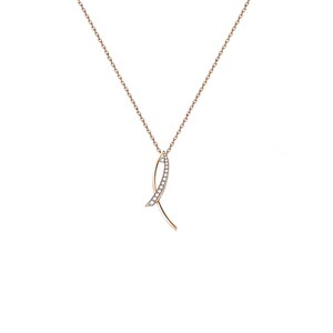 Può includere: Collana in oro rosa con un pendente a forma di foglia o nastro stilizzato. Il pendente è impreziosito da piccole pietre preziose scintillanti. La catena e il pendente hanno un design delicato ed elegante.