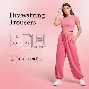 Op de afbeelding: Een vrouw draagt een roze crop top en een bijpassende joggingbroek met trekkoord. De afbeelding bevat de tekst "Drawstring Trousers" en documentpictogrammen. Ze draagt witte sneakers.
