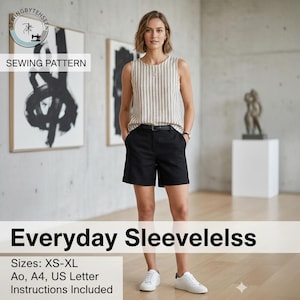 Puede incluir: Una taza de cerámica blanca con un asa negra y el texto "But First, Coffee" en un estilo manuscrito. La taza está sobre una superficie blanca. La taza mide 10 cm de alto.