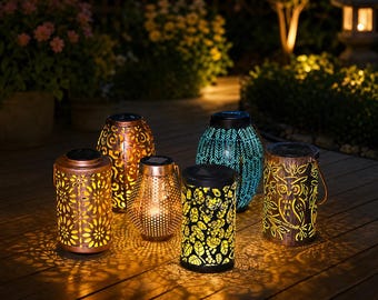 Lanternas solares de metal, luminárias de jardim suspensas para exterior com projeção vazada, lanternas decorativas à prova d'água para pátio e quintal.