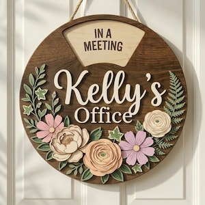 Op de afbeelding: Een rustiek houten bord met de tekst "Welcome to our home" in witte letters. Het bord heeft een verweerde afwerking en een eenvoudig, uitnodigend ontwerp, ideaal voor een veranda of entree.