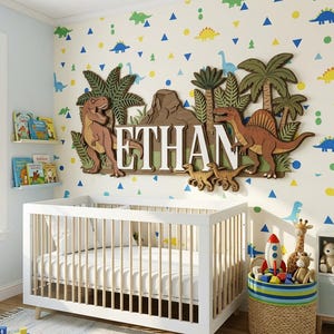 Letrero personalizado con nombre de dinosaurio, decoración infantil de dinosaurio en madera 3D personalizada, arte de pared para habitación de niño con volcán T-Rex, regalo para baby shower de estegosaurio y triceratops imagen 1