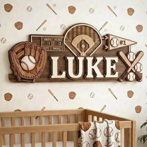 Könnte beinhalten: Wanddekoration im Baseball-Stil aus Holz mit einem Baseballhandschuh mit Baseball, einem Baseballfeld und dem Namen "LUKE". Enthält eine Wimpel mit einem Baseball und der Nummer 1, gekreuzten Schlägern und Basebällen. Die Wand ist mit Basebällen, Schlägern und Handschuhen dekoriert.