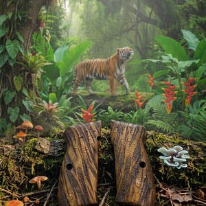 Puede incluir: Dos empuñaduras de pistola de madera con un patrón de rayas de tigre en primer plano. El fondo presenta un tigre en una exuberante jungla con vegetación verde vibrante, hongos y flores rojas.