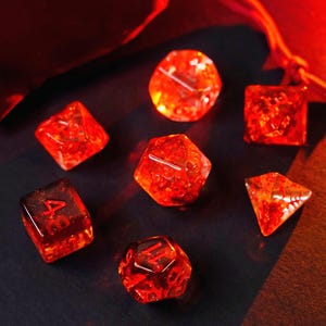 Rot Glitzerndes Würfelset • 7 Stück + Samtbeutel • DnD RPG Polyeder Geschenk • Tabletop Gaming
