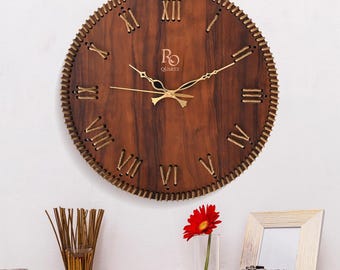 Handgefertigte Wanduhr aus Holz, rustikale Uhr mit römischen Ziffern, Stille Quarz-Wanddekoration, minimalistische Bauernhausuhr, Einweihungsgeschenk